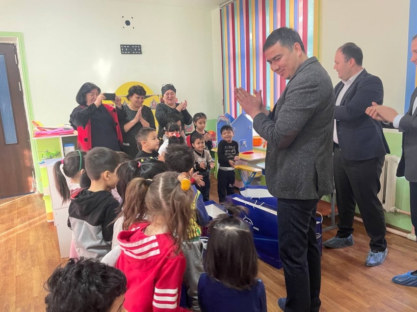 Трастбанк поздравил с Новым Годом воспитанников детского сада и ветеранов труда